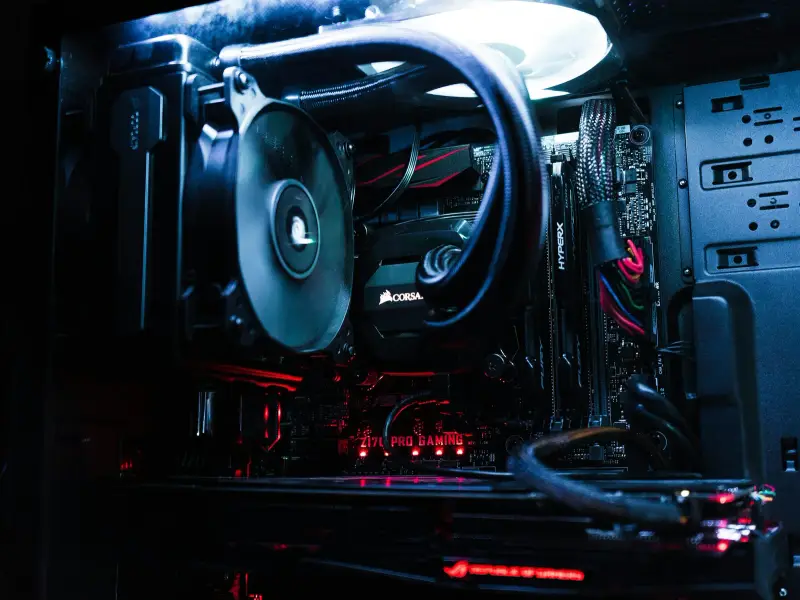 Interior de una PC gamer con refrigeración líquida e iluminación