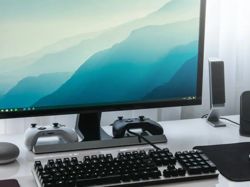 Escritorio de oficina con monitor, teclado y mouse